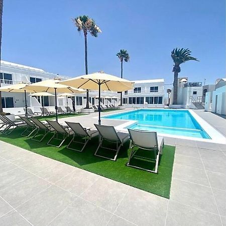 Air Conditioned 2 Bedroom Poolside Apartment Free Wifi Tv Package Includes Uk And European Channels Free On Street Parking Bright And Modern With Fridge Freezer And Washing Machine Puerto del Carmen (Lanzarote) Exterior foto