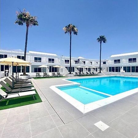 Air Conditioned 2 Bedroom Poolside Apartment Free Wifi Tv Package Includes Uk And European Channels Free On Street Parking Bright And Modern With Fridge Freezer And Washing Machine Puerto del Carmen (Lanzarote) Exterior foto