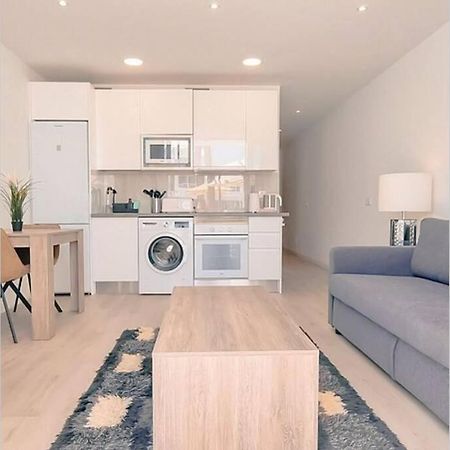 Air Conditioned 2 Bedroom Poolside Apartment Free Wifi Tv Package Includes Uk And European Channels Free On Street Parking Bright And Modern With Fridge Freezer And Washing Machine Puerto del Carmen (Lanzarote) Exterior foto