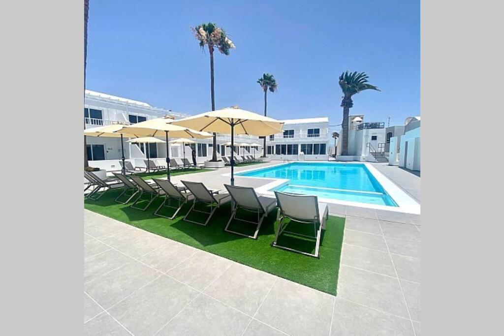 Air Conditioned 2 Bedroom Poolside Apartment Free Wifi Tv Package Includes Uk And European Channels Free On Street Parking Bright And Modern With Fridge Freezer And Washing Machine Puerto del Carmen (Lanzarote) Exterior foto