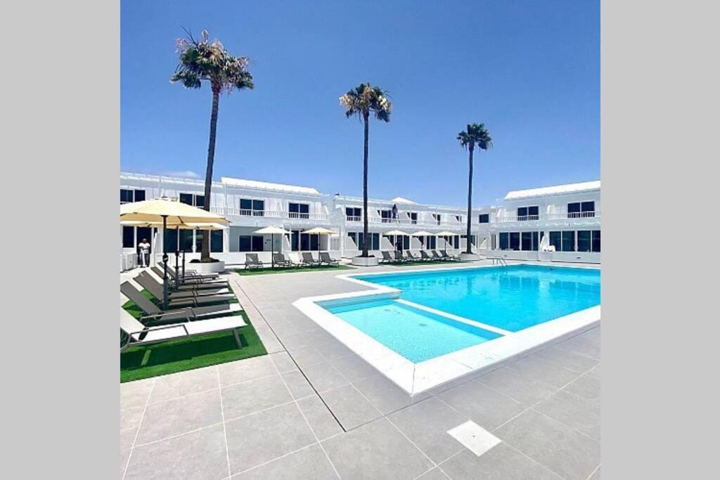 Air Conditioned 2 Bedroom Poolside Apartment Free Wifi Tv Package Includes Uk And European Channels Free On Street Parking Bright And Modern With Fridge Freezer And Washing Machine Puerto del Carmen (Lanzarote) Exterior foto