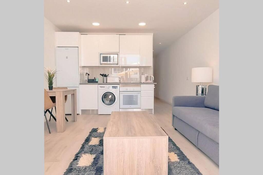 Air Conditioned 2 Bedroom Poolside Apartment Free Wifi Tv Package Includes Uk And European Channels Free On Street Parking Bright And Modern With Fridge Freezer And Washing Machine Puerto del Carmen (Lanzarote) Exterior foto