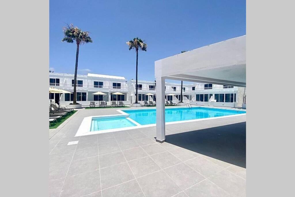 Air Conditioned 2 Bedroom Poolside Apartment Free Wifi Tv Package Includes Uk And European Channels Free On Street Parking Bright And Modern With Fridge Freezer And Washing Machine Puerto del Carmen (Lanzarote) Exterior foto
