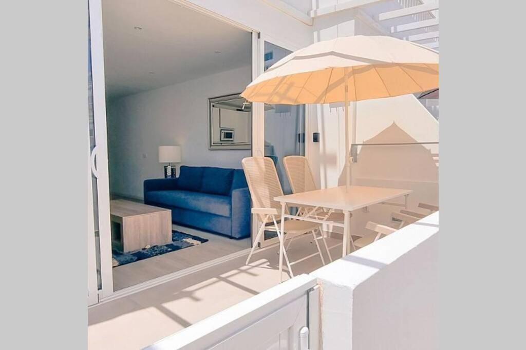 Air Conditioned 2 Bedroom Poolside Apartment Free Wifi Tv Package Includes Uk And European Channels Free On Street Parking Bright And Modern With Fridge Freezer And Washing Machine Puerto del Carmen (Lanzarote) Exterior foto