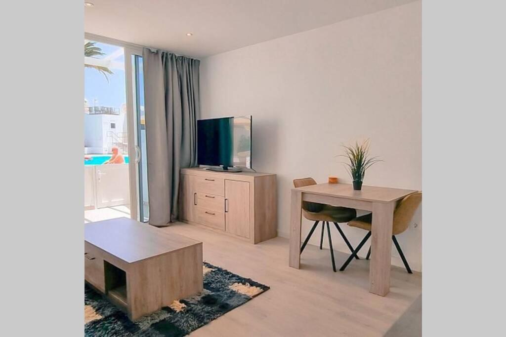 Air Conditioned 2 Bedroom Poolside Apartment Free Wifi Tv Package Includes Uk And European Channels Free On Street Parking Bright And Modern With Fridge Freezer And Washing Machine Puerto del Carmen (Lanzarote) Exterior foto