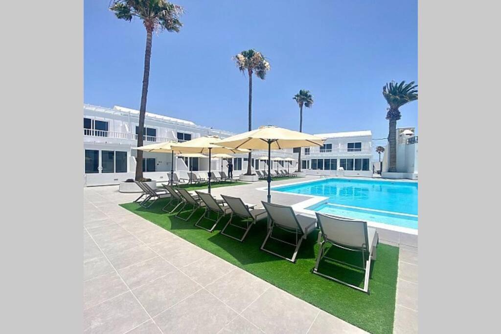 Air Conditioned 2 Bedroom Poolside Apartment Free Wifi Tv Package Includes Uk And European Channels Free On Street Parking Bright And Modern With Fridge Freezer And Washing Machine Puerto del Carmen (Lanzarote) Exterior foto
